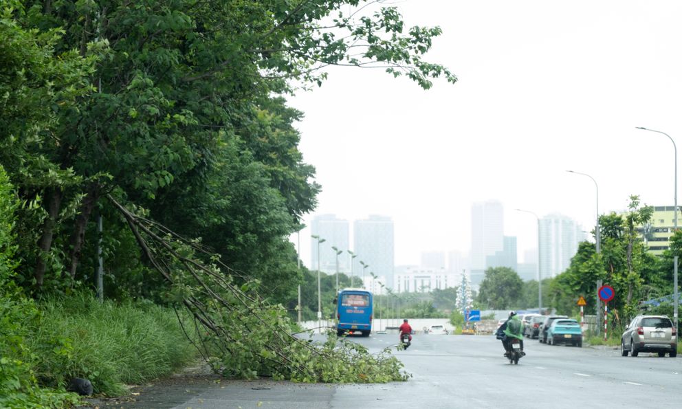 Vì sao bão số 3 đã áp sát đất liền nhưng nhiều nơi lại ngớt mưa, trời hửng nắng?