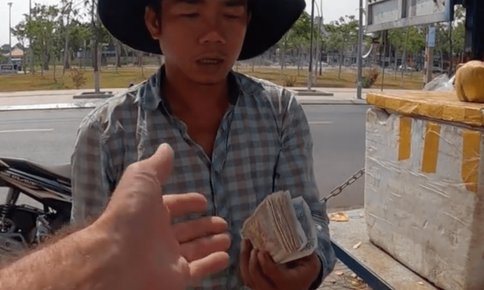 Khách Tây và người bán dừa 