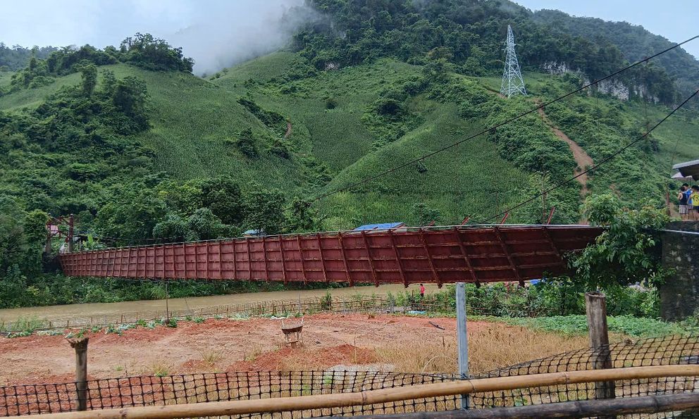 Cầu treo đứt cáp, xe chở cán bộ đi chống bão bị rơi xuống sông