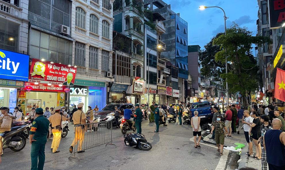 Người dân hoảng hốt kể lại vụ ô tô chồm lên loạt xe máy trên phố Khâm Thiên: 