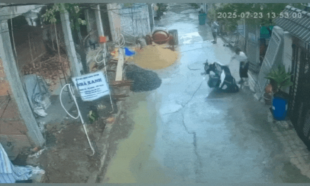 Người phụ nữ bước xuống từ ô tô chửi bới rồi hất đổ xe máy đỗ bên đường của nam shipper, lời giải thích sau đó khó chấp nhận