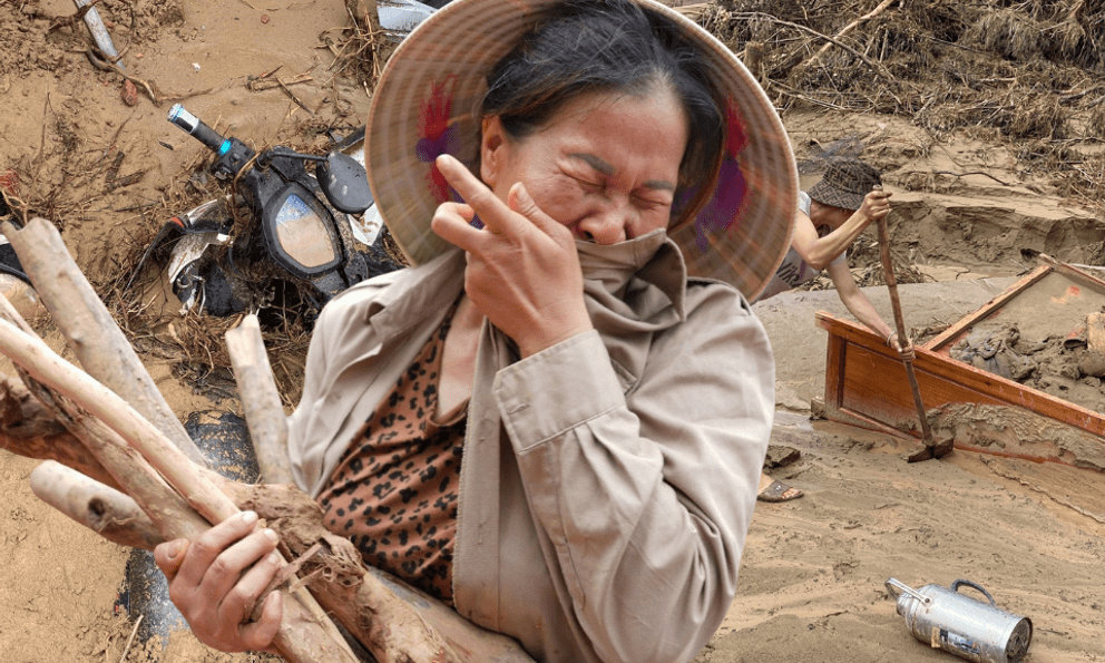 Cảnh tượng hoang tàn ở xã biên giới Nghệ An sau 5 ngày bị lũ cô lập: Bùn đất ngập sát trần nhà, người dân trắng tay vật lộn tìm tài sản