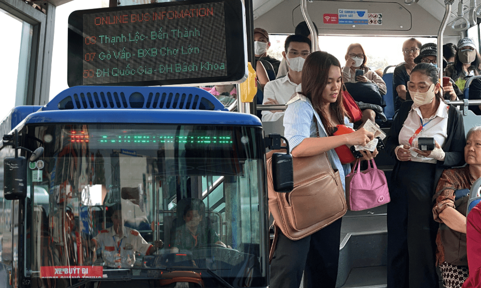Người dân TP.HCM hào hứng đi thử xe buýt điện mới toanh, tiết lộ điều bất ngờ ngay từ ngày đầu tiên vận hành