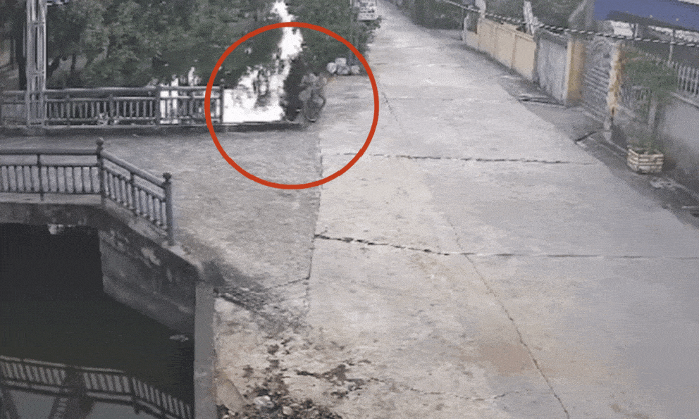 Nghẹt thở khoảnh khắc hai bé nhỏ mất lái lao xuống nước, phút giải cứu khiến nhiều người thót tim kèm tranh cãi 