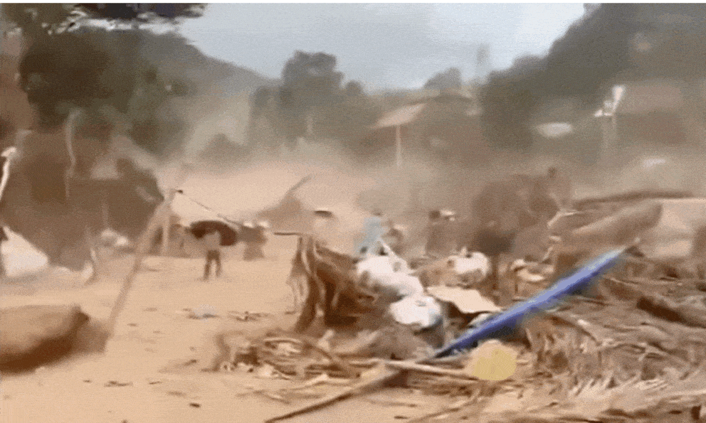 Kinh hoàng cảnh giông lốc cuốn bay hàng loạt lều bạt dựng tạm sau lũ ở Nghệ An, người dân tháo chạy trong hoảng loạn