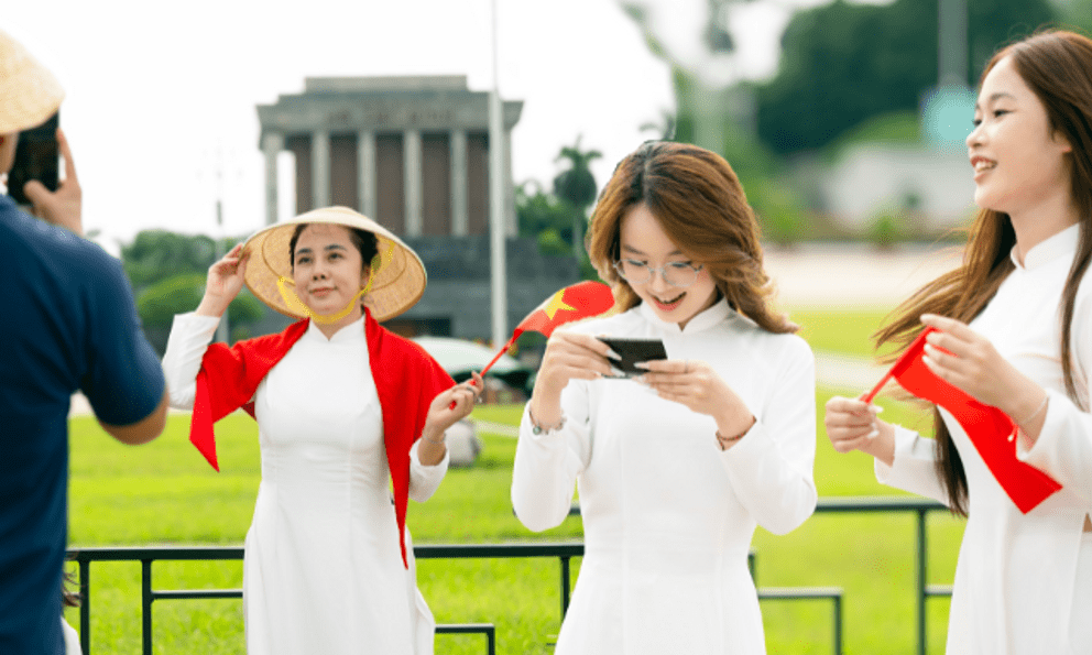 Quảng trường Ba Đình rực rỡ sắc đỏ từ sớm, người dân háo hức đếm ngược đến ngày Quốc khánh 2/9