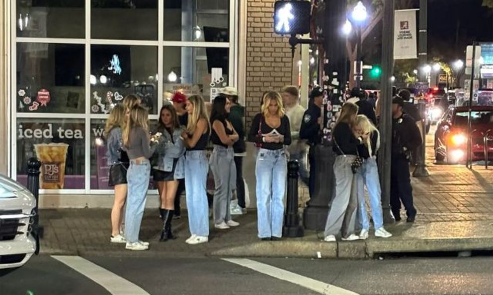 Cả mạng xã hội tranh cãi vì bức ảnh các cô gái mặc quần jeans giống nhau đi chơi tối