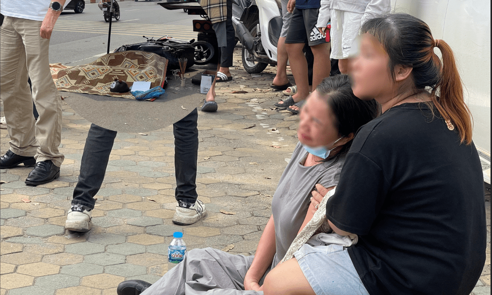 Người thân khóc nghẹn bên hiện trường vụ tai nạn khiến nam thanh niên 20 tuổi tử vong ở Hà Nội