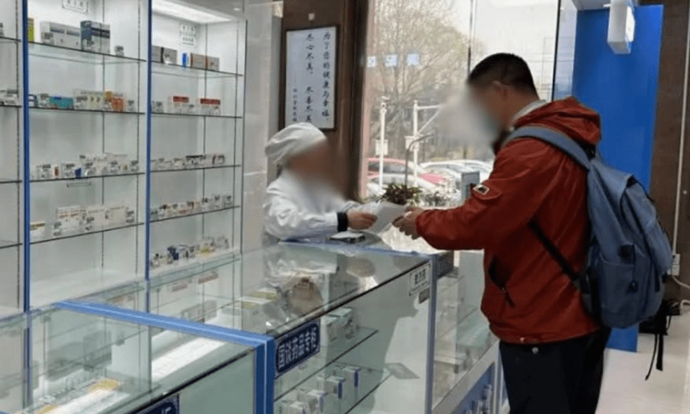 Bị vợ phát hiện ngoại tình sau khi mua thuốc tránh thai, người đàn ông kiện hiệu thuốc với tội danh 