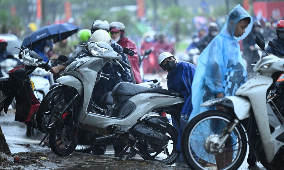 Hà Nội mưa ngập kinh hoàng: Tiệm sửa xe 