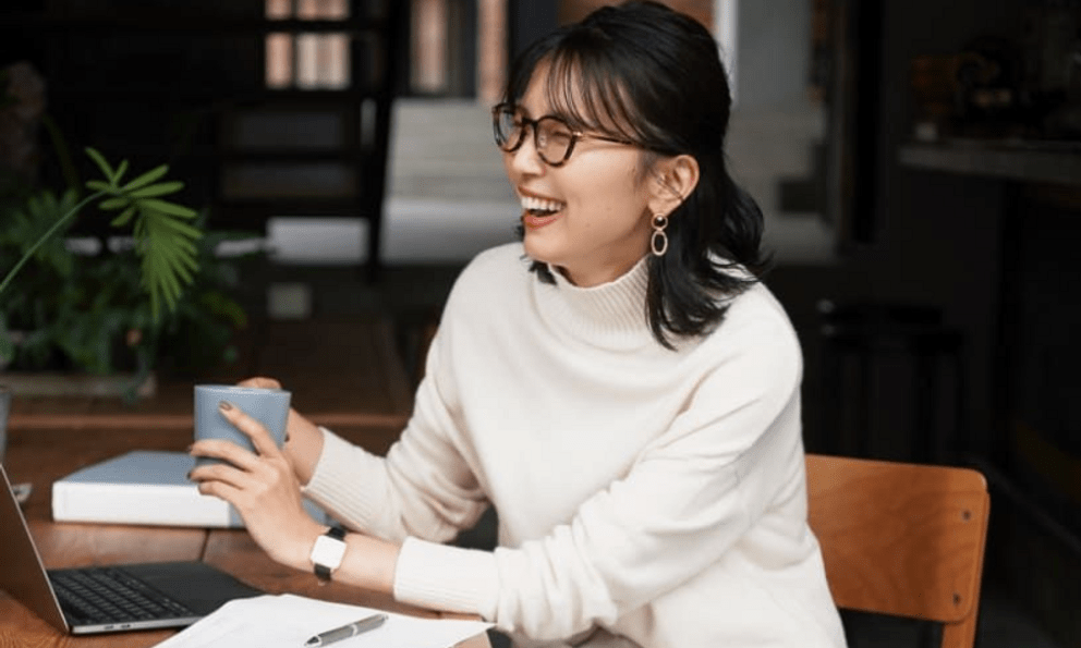 Trung niên đi làm dưới trướng sếp trẻ, tôi thấm thía: Bài học sinh tồn chốn công sở gói gọn trong 3 điều này!