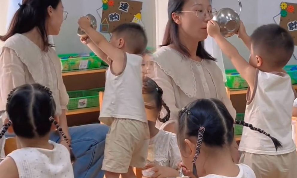 Vì sao cảnh cậu bé giơ bát cơm trong giờ ăn tại trường mầm non lại gây sốt MXH?