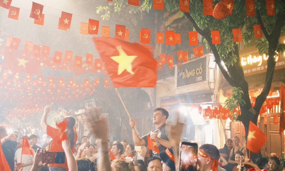 Khách Tây “hòa tan” trong không khí rộn ràng khắp Hà Nội, hát hò tưng bừng giữa “concert quốc gia”