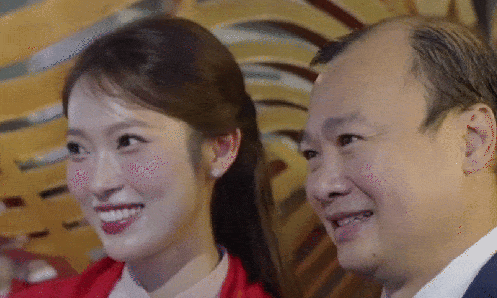 Cái kết không ngờ khi Khánh Vy đi diễu hành A80 gặp đúng thầy giáo của mình