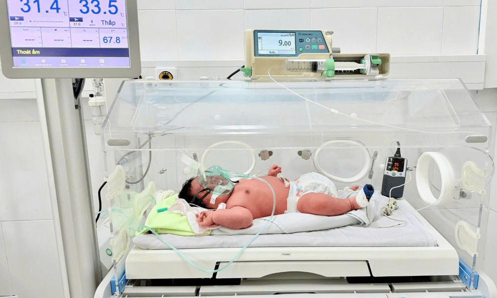 Bé trai sinh đúng ngày Quốc khánh 2/9, nặng hơn 6kg