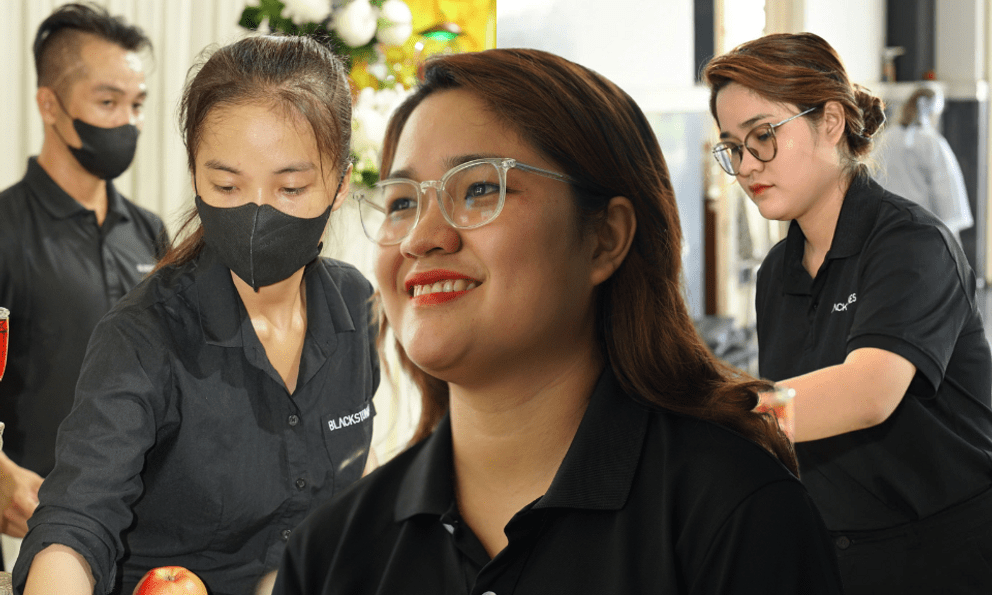 Khoảnh khắc ám ảnh của cô gái làm nghề tang lễ: Trang điểm cho học sinh lớp 6 và chiếc khăn quàng đỏ cuối cùng