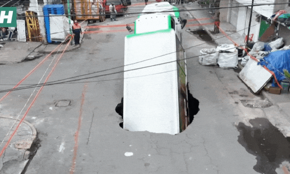 Khoảnh khắc gây sốc: Xe tải chở nước ngọt bất ngờ 