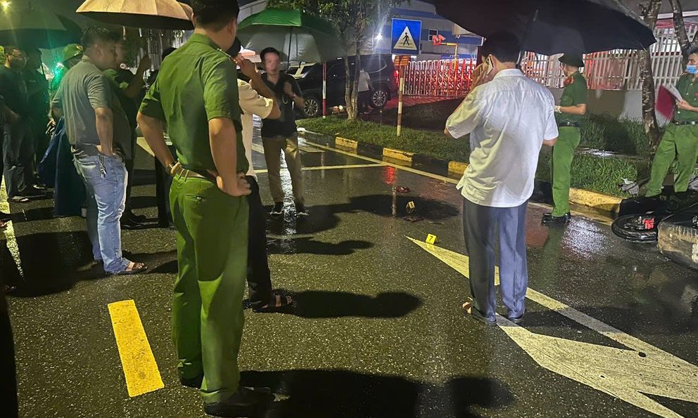 Vụ chồng sát hại vợ và 2 người đàn ông: Xóm trọ bàng hoàng cảnh nạn nhân ôm ngực đẫm máu lao vào sân trọ trước khi gục ngã