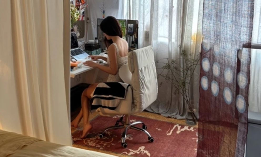 Bố chồng thấy con dâu làm 1 việc, lập tức gọi con trai đang tăng ca: 