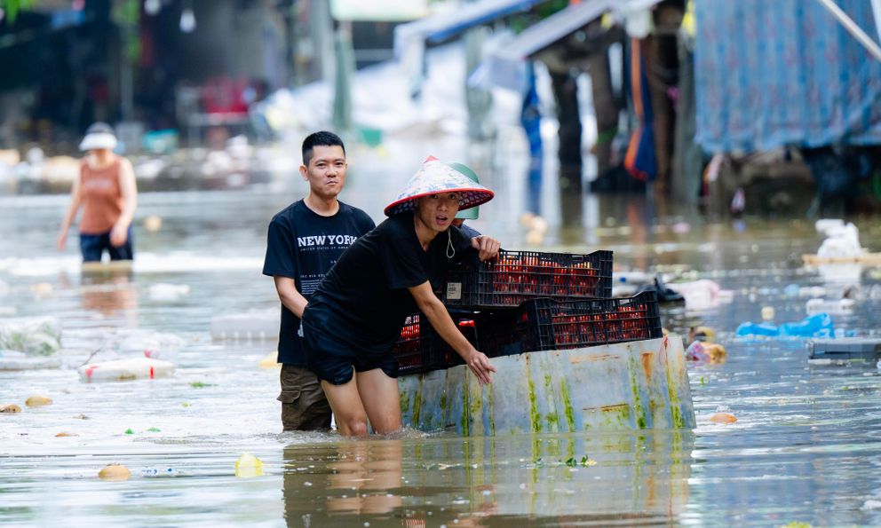 Tiểu thương chợ lớn nhất Nghệ An nhặt từng cọng rau trong dòng nước lũ, giữ lấy bữa cơm ngày mai