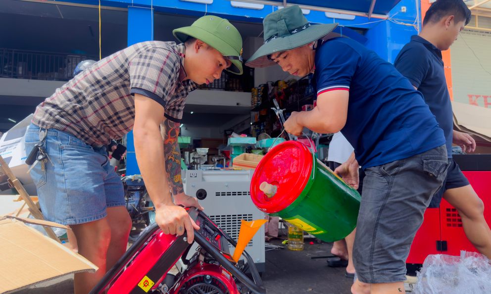 Cảnh tượng lạ sau bão số 10: Một món đồ bất ngờ 