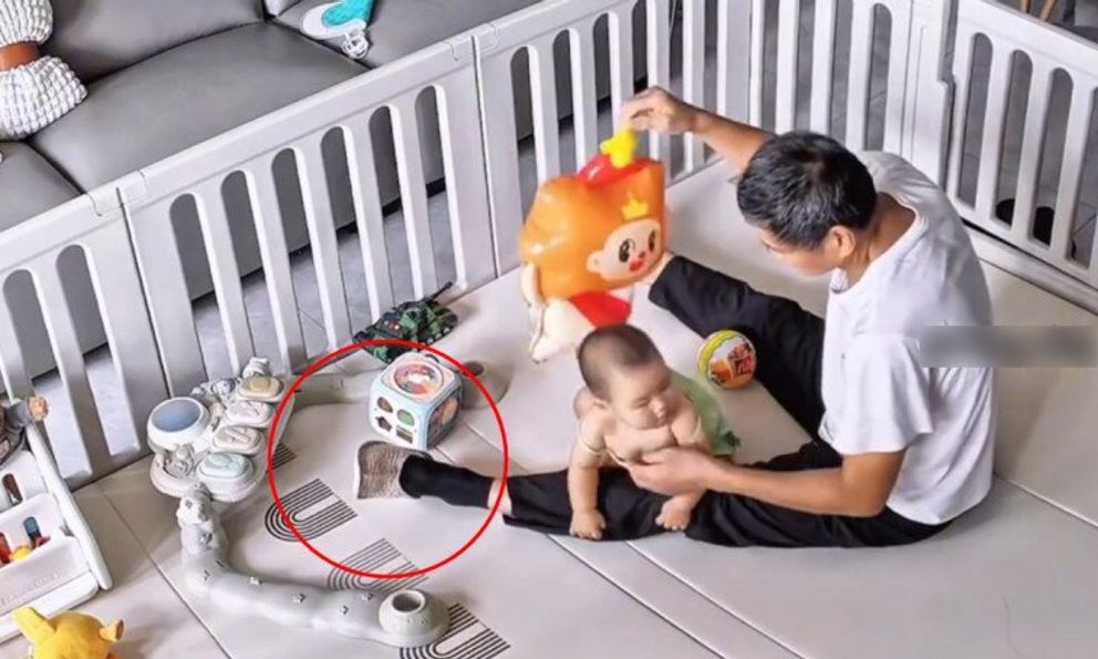 Con dâu ra ngoài nhờ bố chồng ở nhà chăm cháu, 30 phút sau check cam thì thấy cảnh tượng cả đời không quên