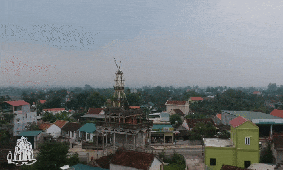 Ngôi nhà 9 tầng ở Nghệ An thách thức mọi quy luật khoa học: Chủ nhân đu dây xây vào ban đêm, “chấp luôn” gió giật cấp 11