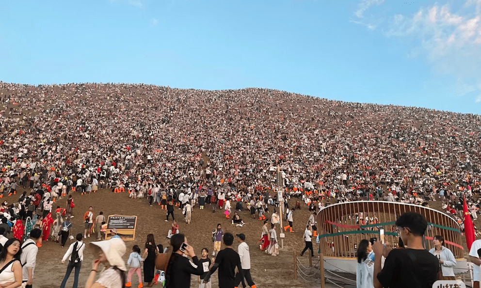 Cảnh tượng du khách ken đặc ở 1 địa điểm du lịch khiến nhiều người 