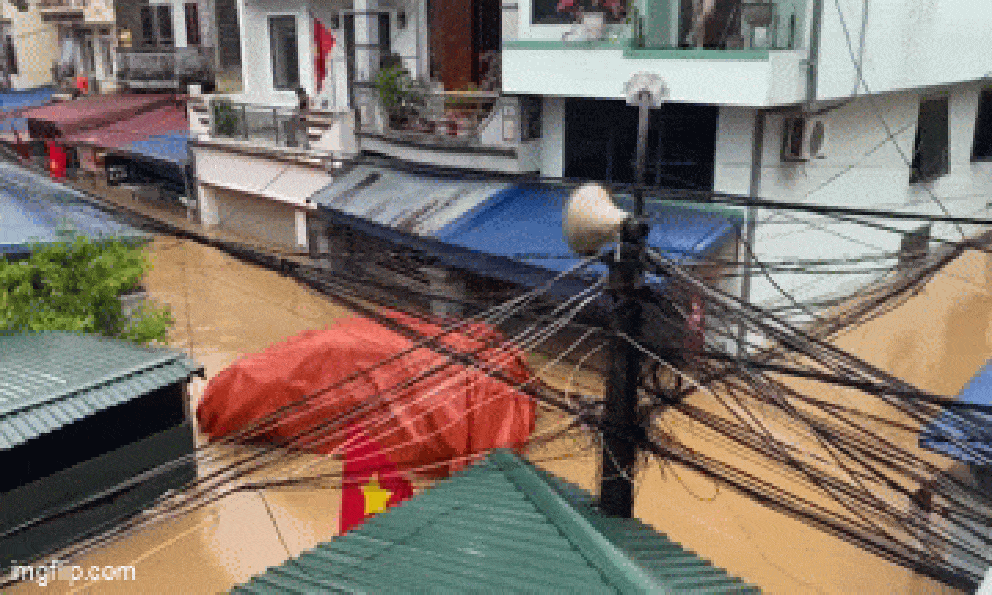 2 chiếc ô tô bị nước lũ cuốn trôi ở Thái Nguyên sáng 9/10: Chủ xe tiết lộ tình trạng hiện tại của 