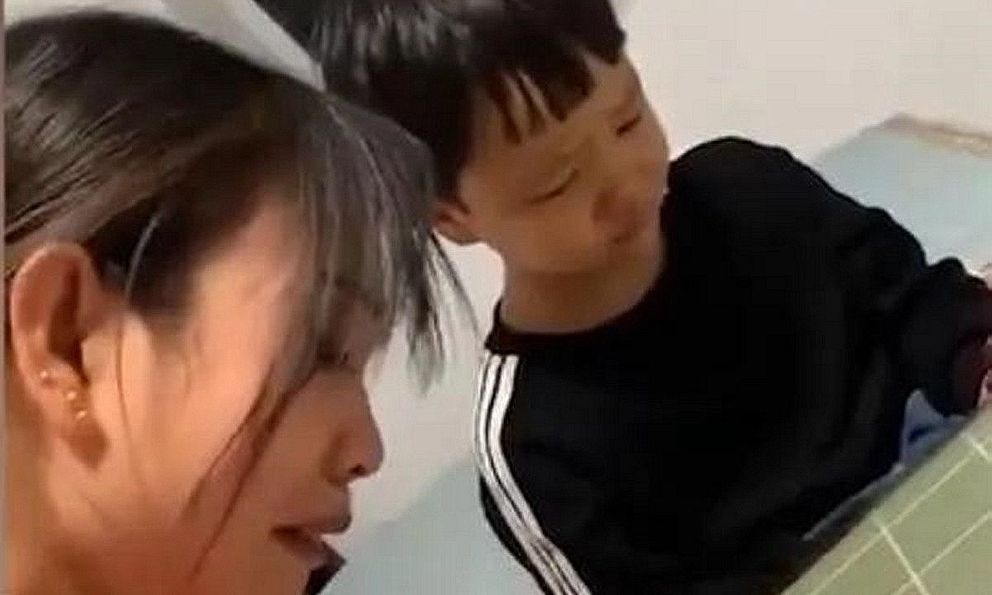 Cậu bé làm phép tính 