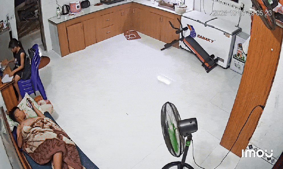 [Clip] Trần nhà đổ sập, 2 hành động thông minh của cậu bé làm 8,6 triệu người xin 