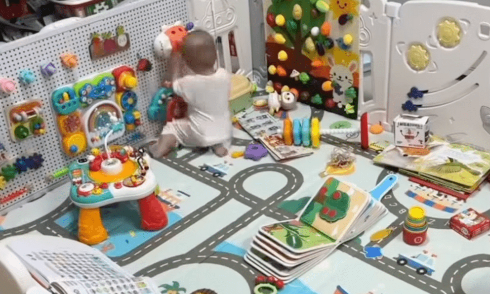 Để con một mình thế này mà không khóc thì 