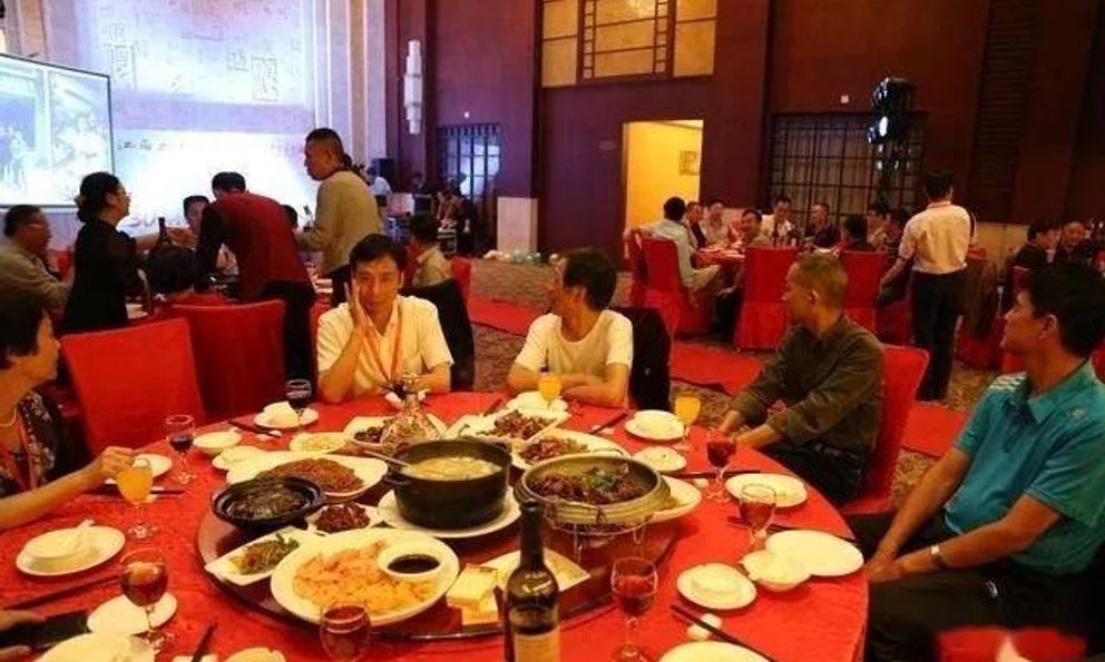 Đi họp lớp, người bạn là giám đốc xin đồ ăn thừa gói mang về, ngày hôm sau sự thật được tiết lộ khiến tất cả hổ thẹn