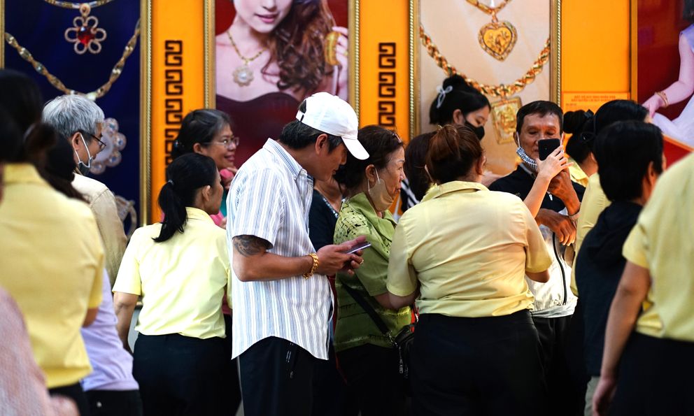 Cảnh tượng khó tin tại tiệm vàng ở TP.HCM: Xếp hàng từ nửa đêm gà gáy để mua quà mừng cưới con cháu