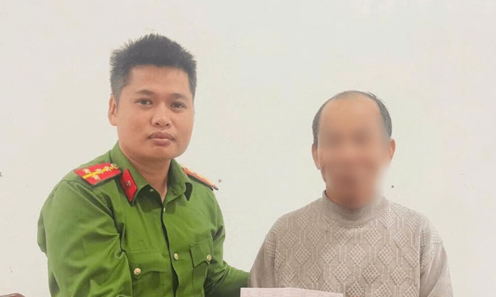 Cụ ông 70 tuổi Hà Tĩnh suýt mang 2 sổ tiết kiệm chuyển sạch cho kẻ lừa đảo, công an cảnh báo thủ đoạn mới tinh vi