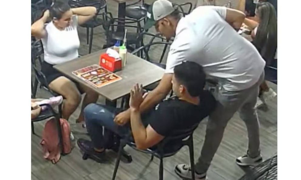 Clip sốc: Nam ca sĩ cùng thực khách bị dí súng, cướp sạch tài sản giữa nhà hàng