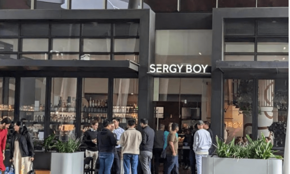 Quán cà phê đặt menu phục vụ “cà phê pha sữa mẹ” khiến khách hoang mang