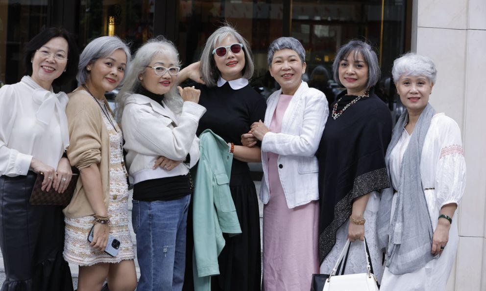 “Hội Tóc Bạc Lấp Lánh” slay nhất Thủ đô: Chúng tôi không phải phú bà