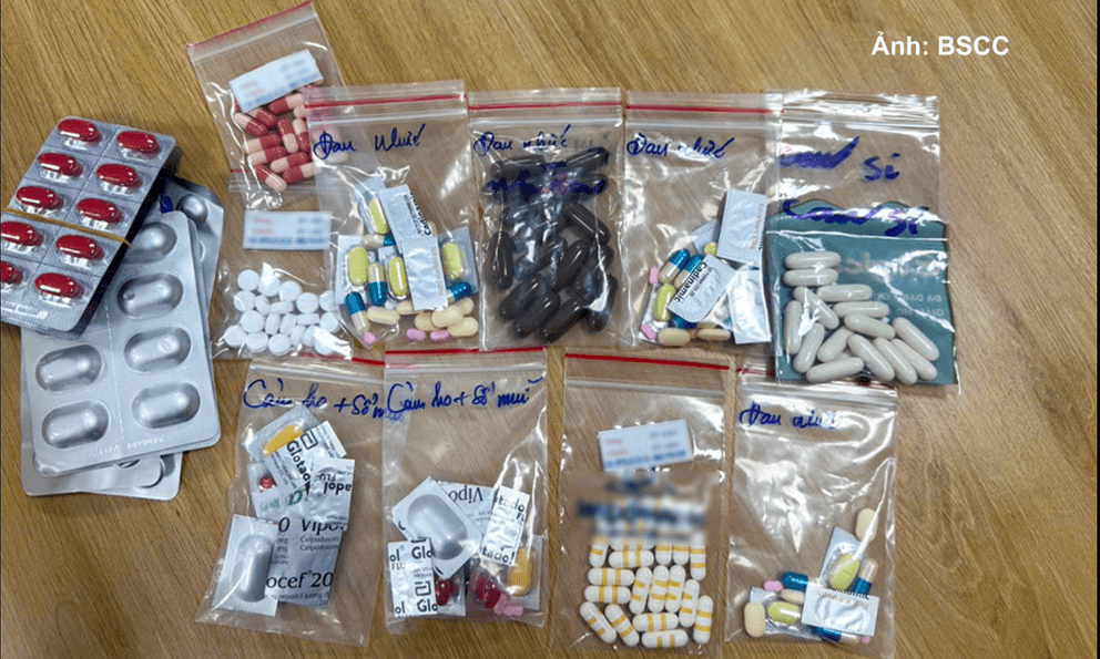 Người phụ nữ quê Đồng Nai cấp cứu trong tình trạng bất thường, mang theo hàng chục gói thuốc “lạ”
