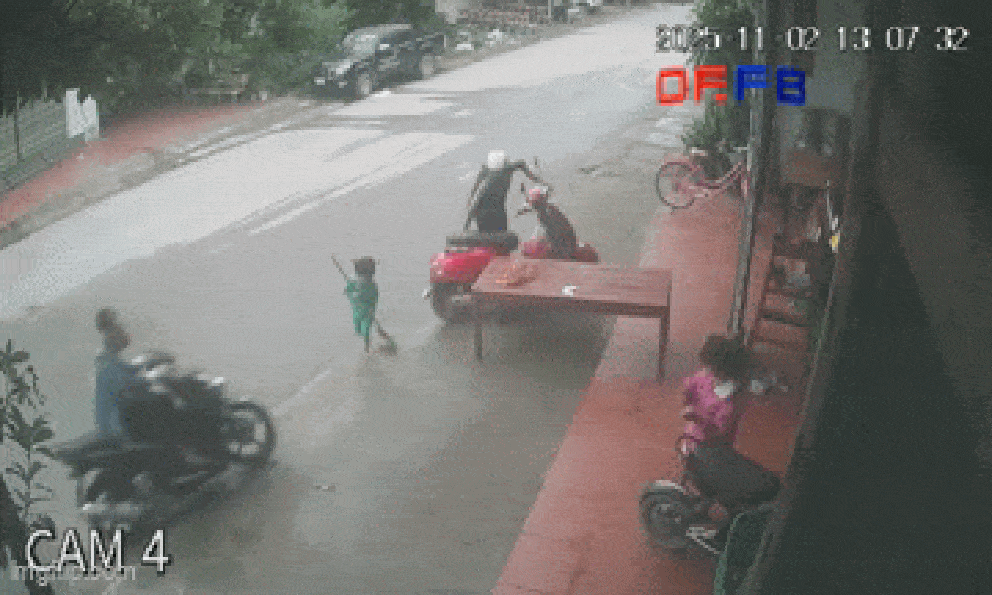 3 giây kinh hoàng trước cửa nhà: Nam thanh niên chạy xe với tốc độ 