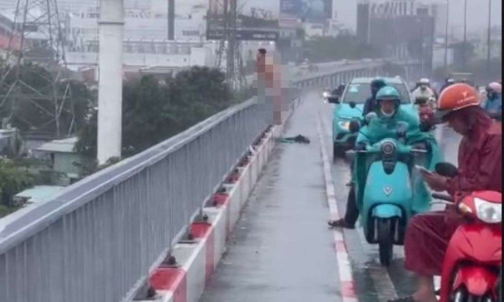 Phát hiện thi thể nghi là tài xế taxi dùng hung khí đâm vào người, nhảy xuống sông Sài Gòn