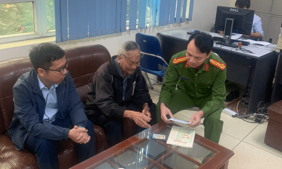  Cụ ông Bắc Ninh muốn chuyển toàn bộ tiền tiết kiệm cho một tài khoản, ngân hàng lập tức báo công an