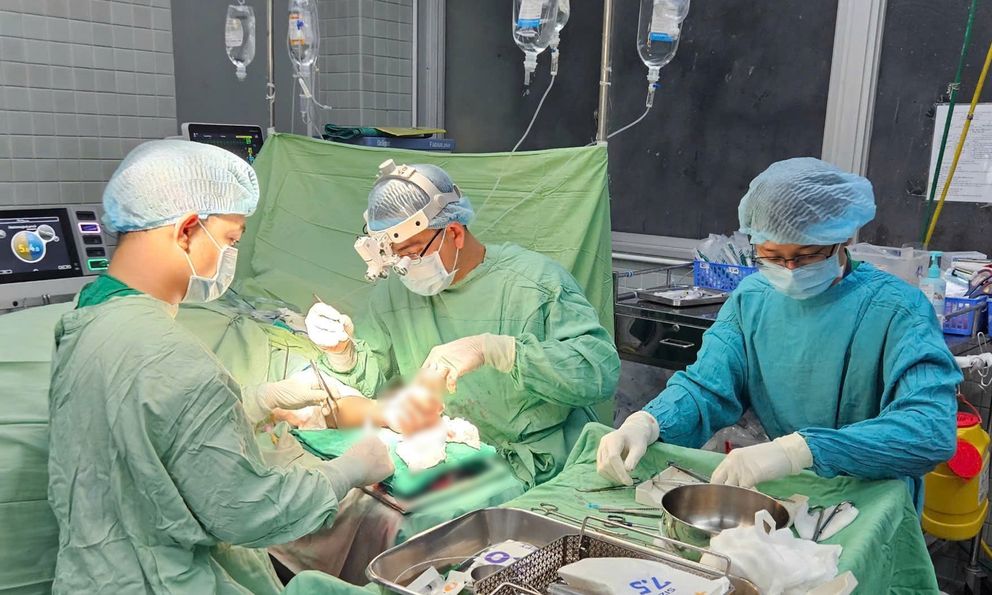 Bị chém đứt lìa hai bàn tay sau cuộc ẩu đả với hàng xóm, người đàn ông 40 tuổi nguy kịch được cấp cứu khẩn