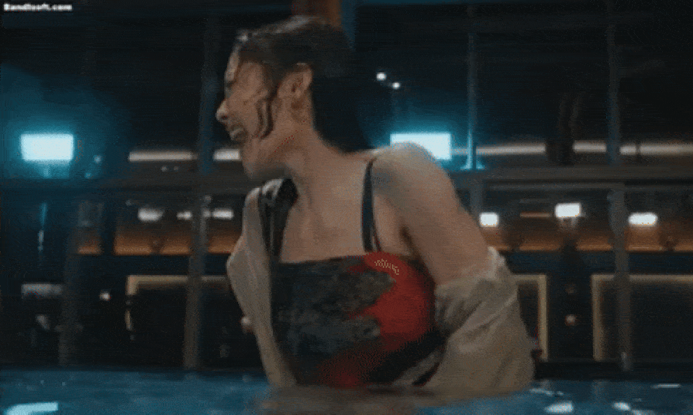 Nhìn Kim Yoo Jung mà rợn cả người