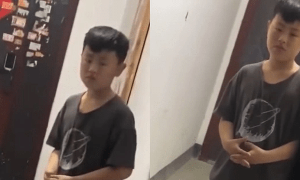 Cậu bé đi chơi về, đứng ở cửa cả buổi nhưng không dám vào nhà, nhìn sinh vật dưới chân mà mẹ giật mình