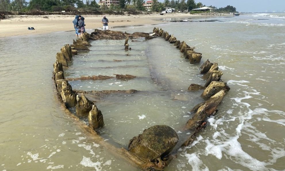 Sau bão Kalmaegi, người dân bất ngờ phát hiện vật lạ dài, báu vật từng mất dấu nay lại hiện rõ mồn một, công nghệ phân tích có gì?