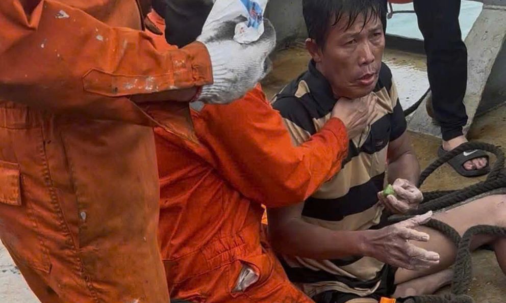 Kỳ tích: Cứu sống 1 trong 3 người, hơn 2 ngày sau khi bị sóng cuốn mất tích ở biển Lý Sơn 