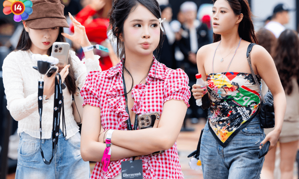 Ú òa : Ở đây chả có gì ngoài gái xinh...