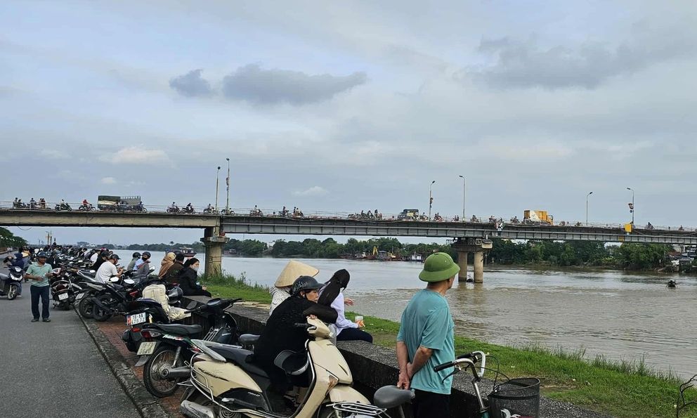 Chú rể sinh năm 2002 nghi nhảy cầu mất tích ngay trong ngày cưới: Bố mẹ suy sụp khóc ngất, mong phéo màu xảy ra