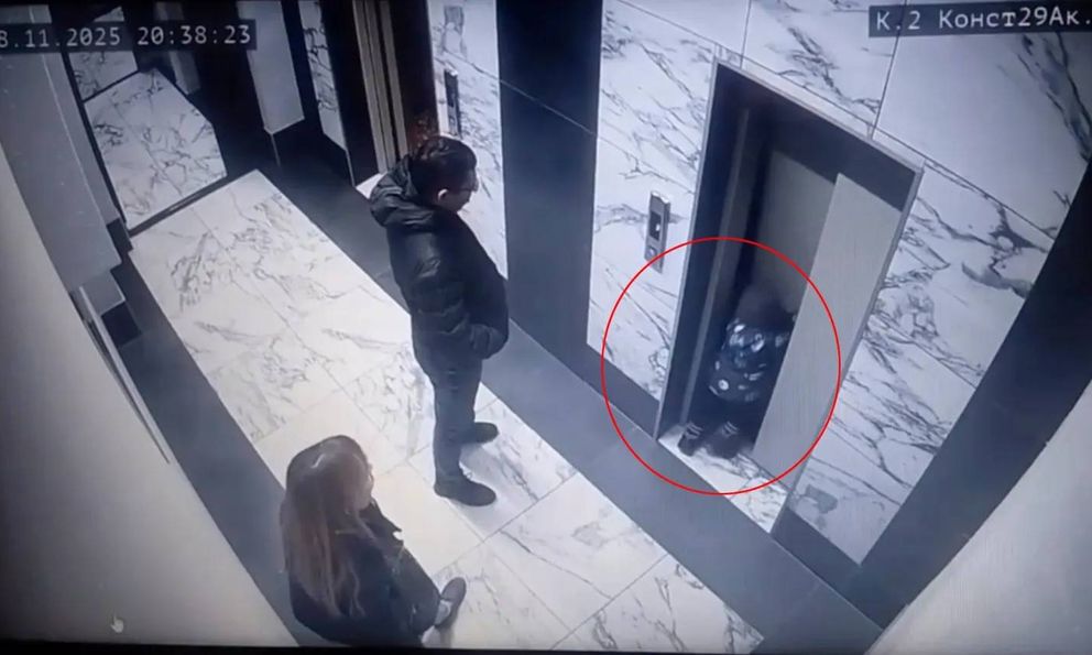 Khoảnh khắc kinh hoàng: Bé trai 2 tuổi rơi thẳng xuống hố thang máy ngay trước mắt cha mẹ 